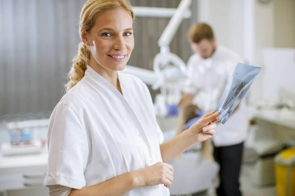 Söt Kvinnlig Tandläkare Undersöker Röntgen För Behandling — Stockfoto