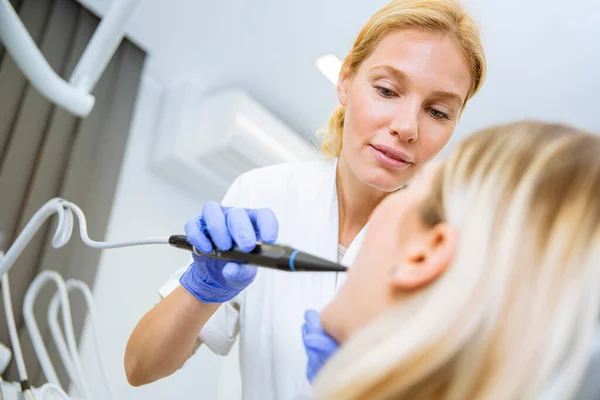 Doktor Uniformě Kontroluje Zuby Pacientky Zubní Klinice — Stock fotografie