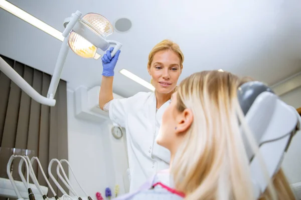 Doktor Uniformě Kontroluje Zuby Pacientky Zubní Klinice — Stock fotografie