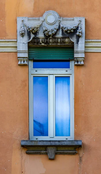 Oude Traditionele Venster Gevel Van Het Gebouw Bergamo Italië — Stockfoto