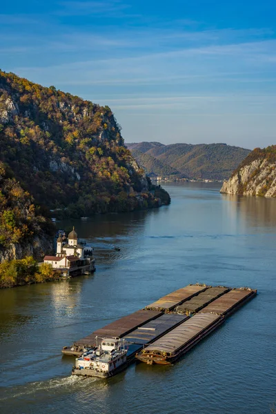 다뉴브강 Djerdap Gorge 마니아쪽에 Mraconia 수도원을 지나는 카르보 — 스톡 사진