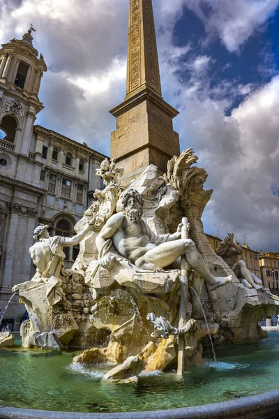 フォンタナ クワトロ フィウミ ローマのナヴォーナ広場 ナヴォーナ広場はローマで人気のある目的地で 欧州連合で3番目に訪問された都市です — ストック写真
