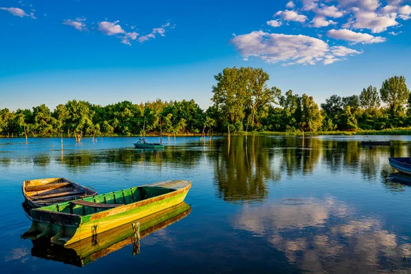 Petit Bateau Bois Sur Lac Calme — Photo