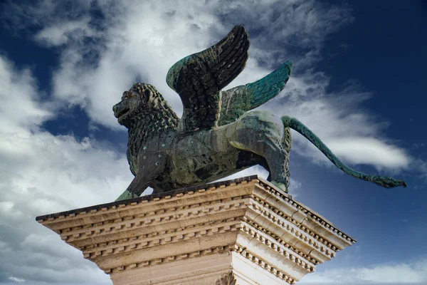 位于意大利威尼斯圣马可广场的威尼斯狮子座 — 图库照片