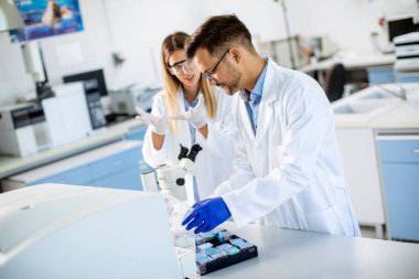 Laboratuvarda mineral kimyasal verileri analiz eden genç araştırmacılar.