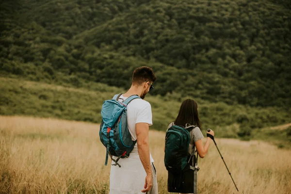 Smiling Young Couple Walking Backpacks Green Hills — Stock Photo, Image