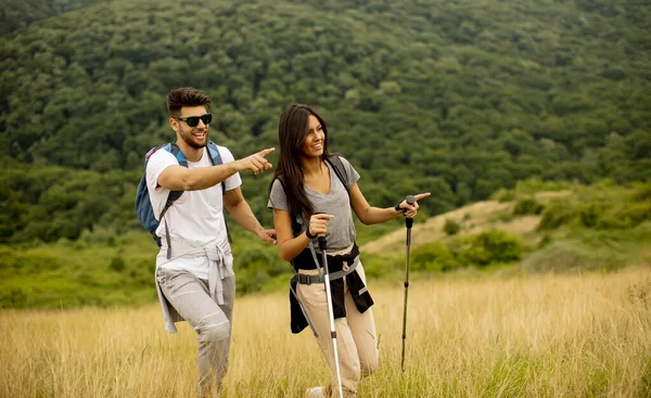 Lachend Jong Stel Wandelen Met Rugzakken Groene Heuvels — Stockfoto