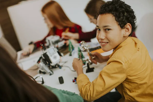 Gruppe Glücklicher Kinder Programmiert Elektrisches Spielzeug Und Roboter Robotik Klassenzimmer — Stockfoto
