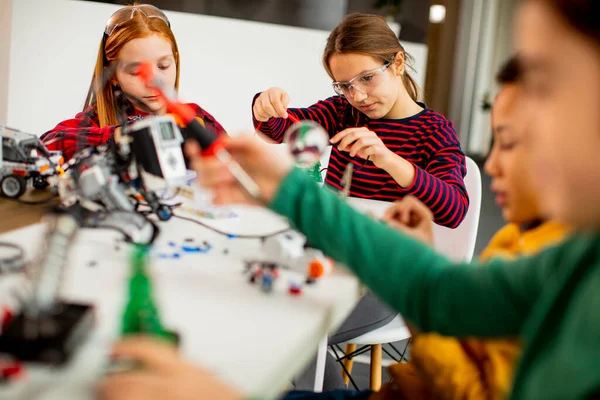 Grupo Niños Felices Programando Juguetes Eléctricos Robots Aula Robótica — Foto de Stock