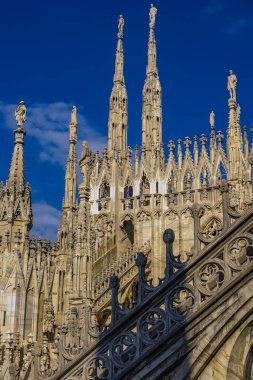 İtalya 'da Milan Duomo' nun Gotik çatı terasları