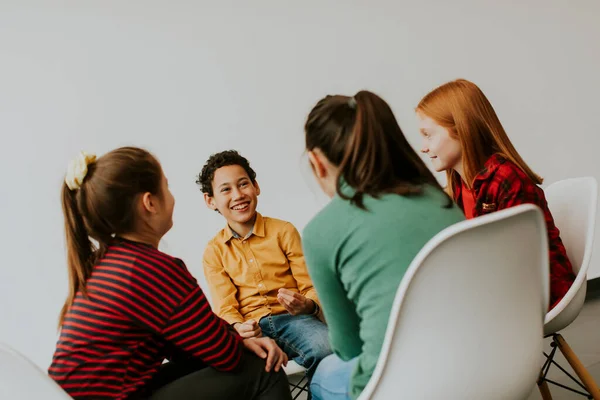 Porträt Von Niedlichen Kleinen Kindern Jeans Die Reden Und Stühlen — Stockfoto