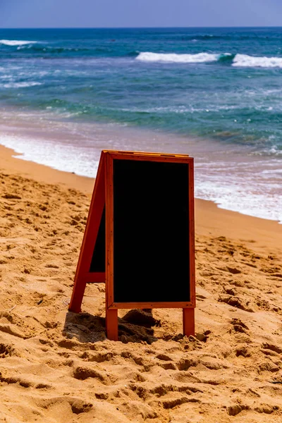 Krijtbord Voor Tekst Boodschap Reclame Het Zonnige Oceaan Zandstrand — Stockfoto