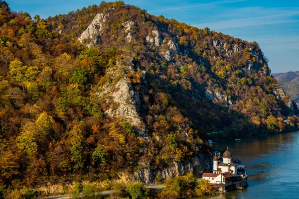 Vista Monasterio Mraconia Lado Rumano Del Río Danubio Garganta Djerdap — Foto de Stock