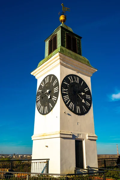 Widok Starą Wieżę Zegarową Twierdzy Petrovaradin Nowym Sadzie Serbia — Zdjęcie stockowe