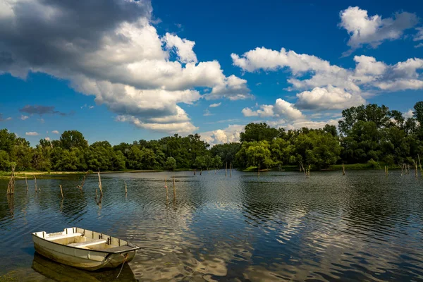 Piccola Barca Legno Sul Lago Calmo — Foto Stock