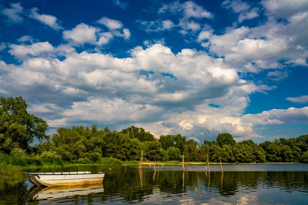 Pequeño Bote Madera Tranquilo Lago — Foto de Stock