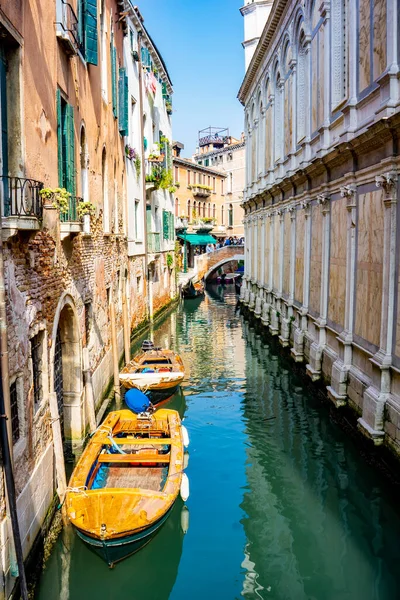 Blick Auf Boote Schmalen Kanal Venedig Italien — Stockfoto