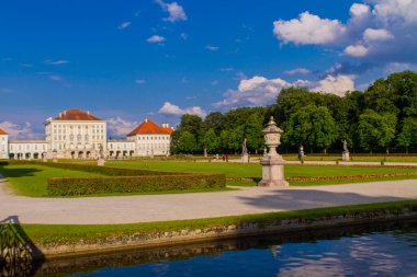 MUNICH, Almanya - 28 Haziran 2013: Münih, Almanya 'daki Nymphenburg Sarayı. Bu Barok Sarayı 1675 yılında Wittelsbach Hanedanı 'nın eski Bavyera hükümdarları için ana konut olarak inşa edildi..