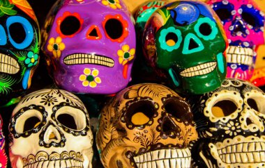 CABO SAN LUCAS, MEXICO - 8 Ağustos 2014: Calacas, Cabo San Lucas, Meksika 'da Ölü Maskelerinin Tahta Kafatası Günü. Maskeler kalakaları temsil eden tipik sembollerdir (iskeletler)).