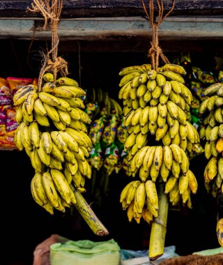 Sri Lanka 'daki bir markette muz standına bakın.