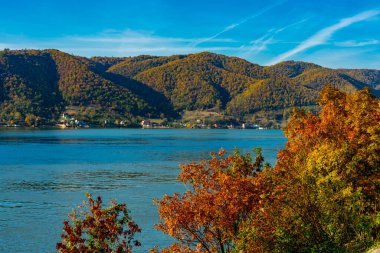 Sırbistan-Romanya sınırındaki Cerdap 'taki Tuna vadisine bak