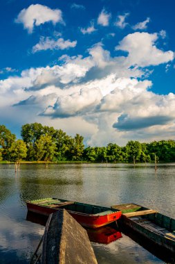 Sakin gölde küçük ahşap kayıklar