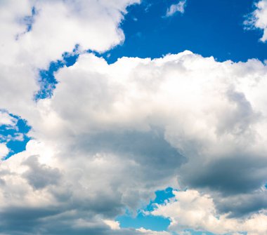 Mavi gökyüzündeki beyaz bulutlara bak