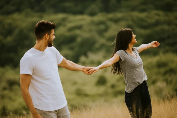 Lyckligt Ungt Par Kär Genom Gräsplan Sommardag — Stockfoto