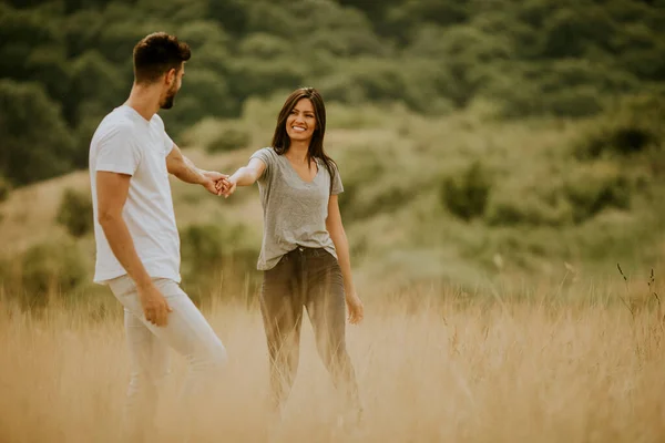 Heureux Jeune Couple Amoureux Marchant Travers Champ Herbe Jour Été — Photo