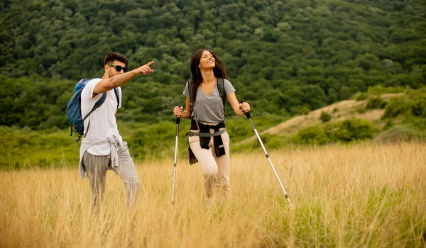 Lachend Jong Stel Wandelen Met Rugzakken Groene Heuvels — Stockfoto