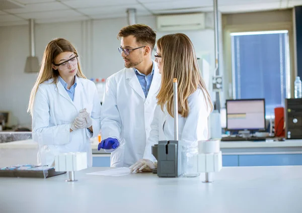 Groep Jonge Onderzoekers Het Gebied Van Beschermende Werkkleding Het Laboratorium — Stockfoto