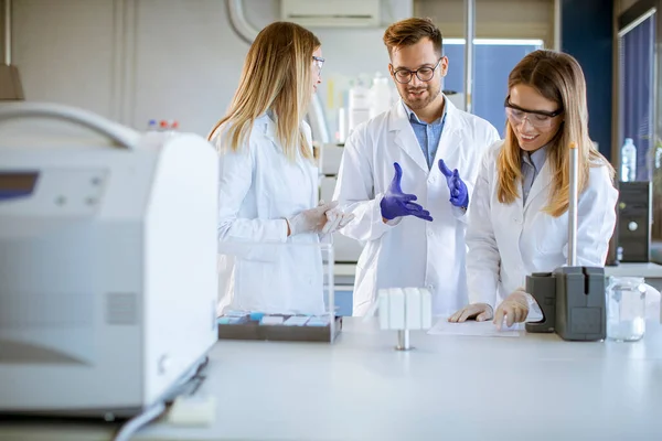 Groupe Jeunes Chercheurs Vêtements Travail Protecteurs Debout Laboratoire Analysant Des — Photo