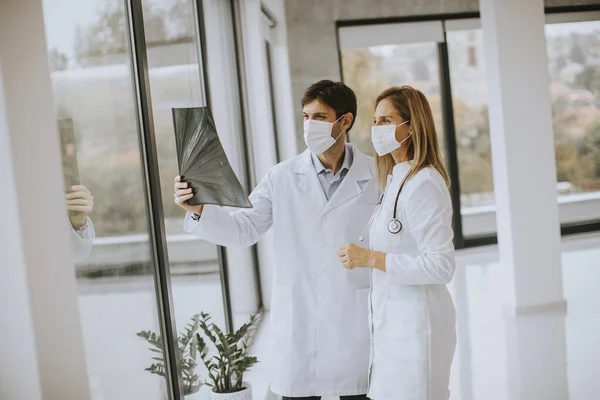 Läkare Med Skyddande Ansiktsmasker Som Undersöker Röntgen Kontoret — Stockfoto
