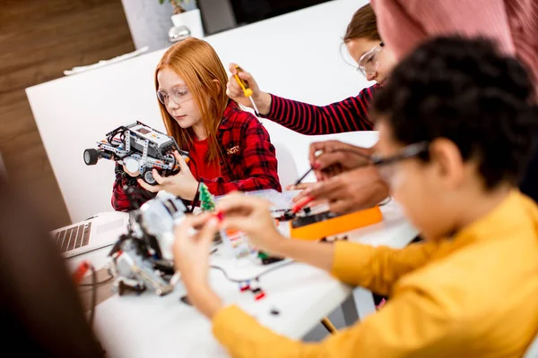 Boldog Gyerekek Csoportja Elektromos Játékokat Robotokat Programoz Robotika Tanteremben — Stock Fotó
