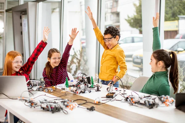 Grupo Niños Felices Programando Juguetes Eléctricos Robots Aula Robótica —  Fotos de Stock