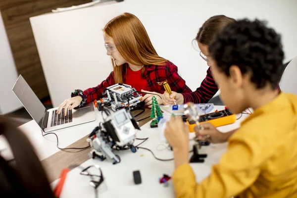 Grupo Niños Felices Programando Juguetes Eléctricos Robots Aula Robótica —  Fotos de Stock