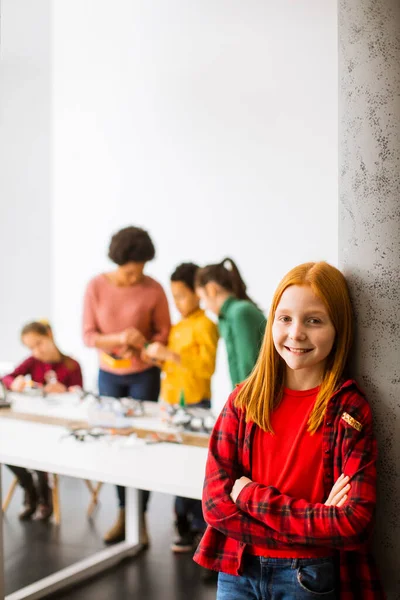 Carina Bambina Piedi Fronte Gruppo Bambini Che Programmano Giocattoli Elettrici — Foto Stock