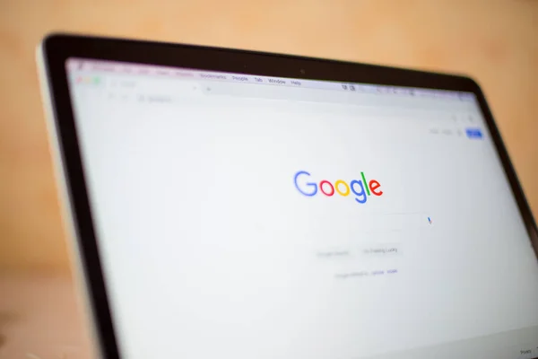 Googleはコンピュータ画面上でエンジンのウェブサイトを検索します Google Llcは インターネット関連サービスや製品に特化したアメリカの多国籍テクノロジー企業です — ストック写真