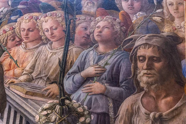 フィレンツェ イタリア エイプリル社2018年7月 イタリア フィレンツェのウフィツィ美術館のフィリッポ リッピ 1447 による聖母の戴冠式の詳細 イタリアで最も訪問された博物館の1つで 毎年150万人以上の訪問者がいます — ストック写真