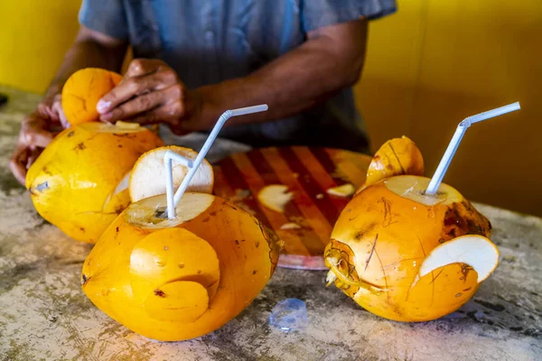 Vista All Atto Preparazione Una Noce Cocco Bere Mercato Hikkaduwa — Foto Stock