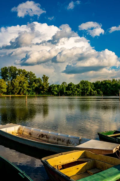 Маленькие Деревянные Лодки Спокойном Озере — стоковое фото
