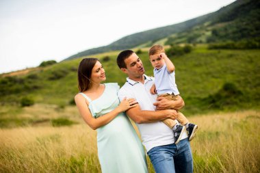 Genç bir aile yaz tarlasında eğleniyor.