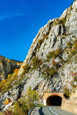 Sırbistan-Romanya sınırındaki Cerdap 'taki Tuna geçidinde yola bak