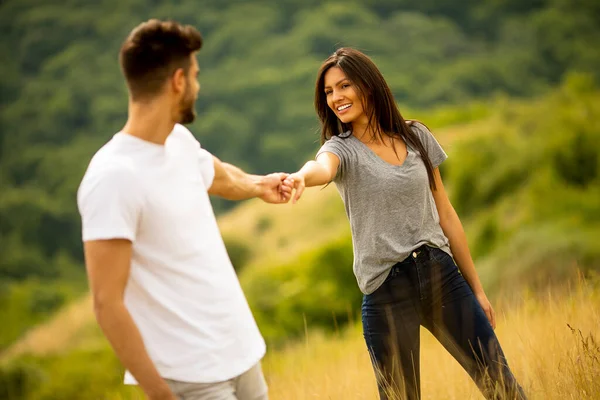 Feliz Joven Pareja Enamorada Caminando Por Campo Hierba Día Verano —  Fotos de Stock