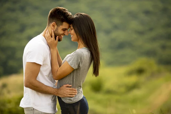 Jovem Casal Feliz Apaixonado Campo Grama Dia Verão — Fotografia de Stock