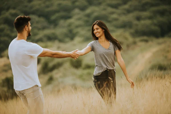 Gelukkig Jong Paar Liefde Wandelen Door Gras Veld Een Zomerse — Stockfoto