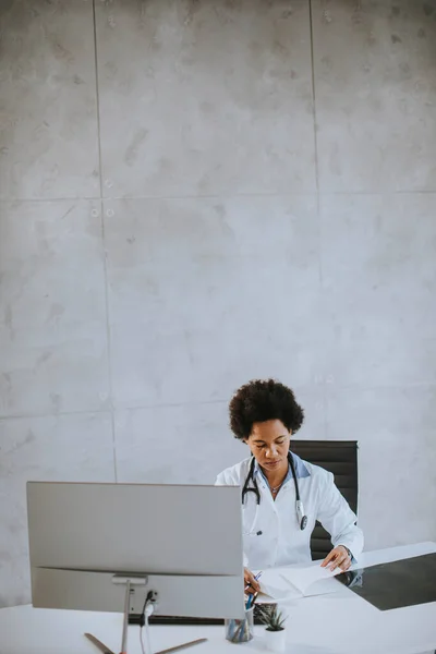 Doctora Afroamericana Vistiendo Bata Blanca Con Estetoscopio Sentada Detrás Del — Foto de Stock