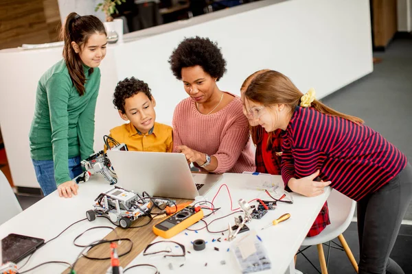 Grupo Niños Felices Con Profesora Ciencias Afroamericana Con Computadoras Portátiles —  Fotos de Stock