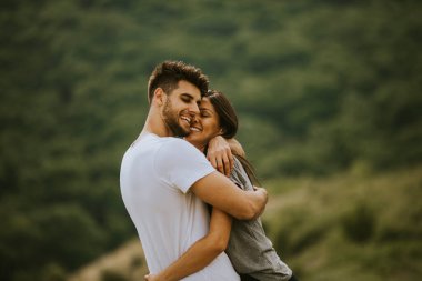 Bir yaz günü çim tarlasında aşık mutlu genç bir çift