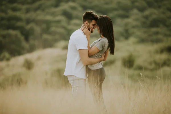 Feliz Jovem Casal Apaixonado Andando Através Campo Grama Dia Verão — Fotografia de Stock